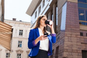 Efekt latte, czyli „przecież to tylko 15 zł”. Jak codzienne drobne wydatki niewidocznie zjadają oszczędności