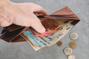 Księgowanie mentalne, czyli dlaczego „łatwe” pieniądze wydajemy łatwiej. Jak nie marnować premii i zwrotów podatku